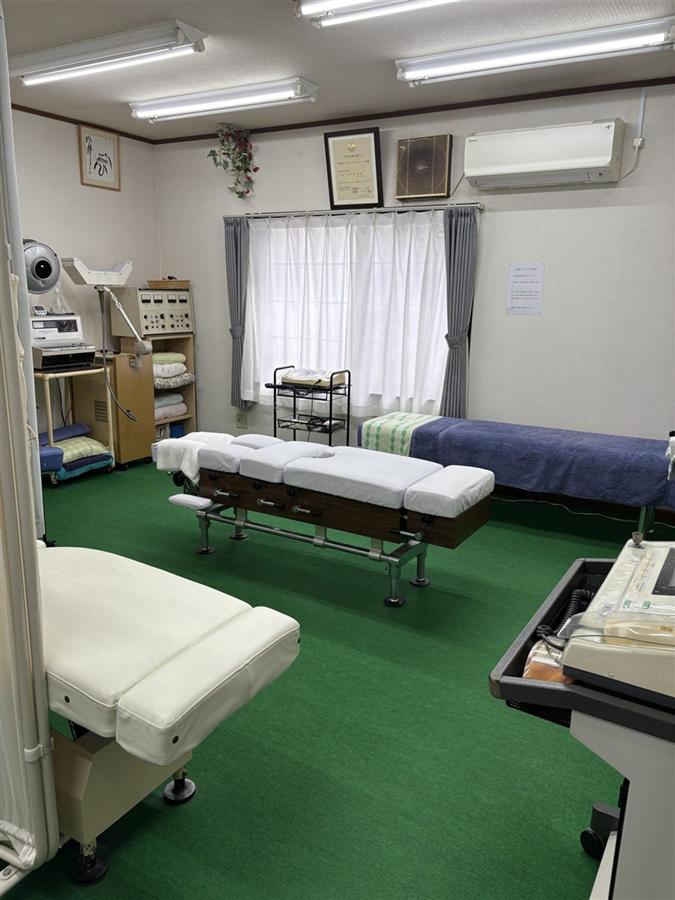 仁木治療院・整骨院の施術室。トムソンテクニック用のドロップテーブルが設置されている